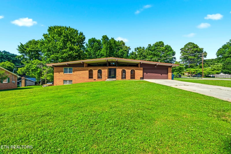 8000 Berkshire Blvd, Powell, TN 37849