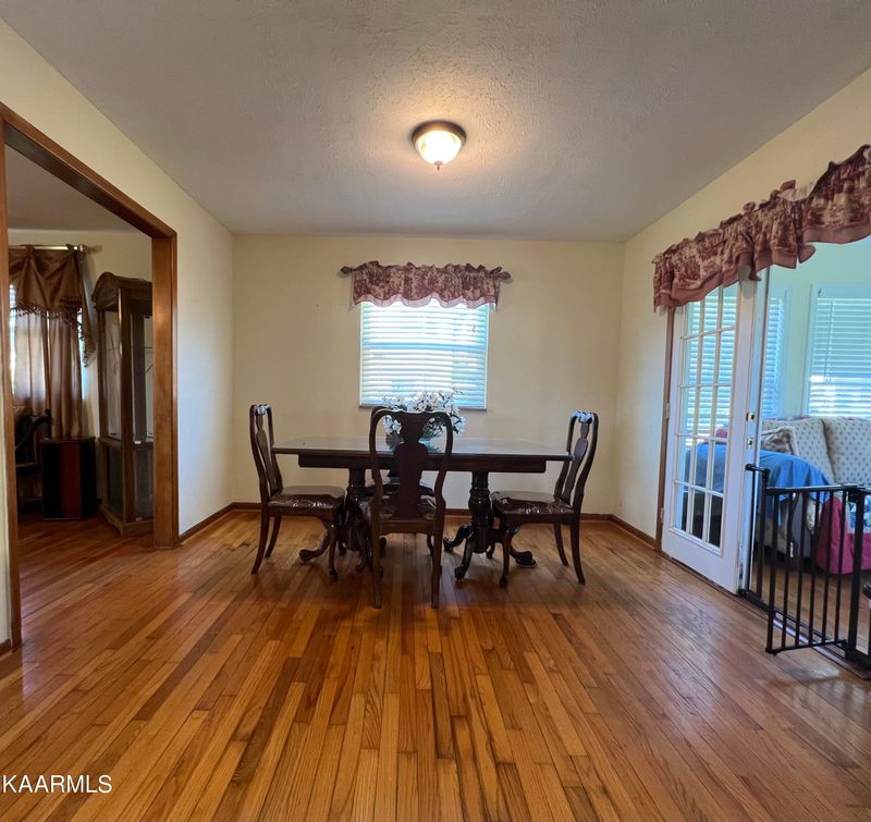 8000 Ewing Rd, Powell, TN 37849