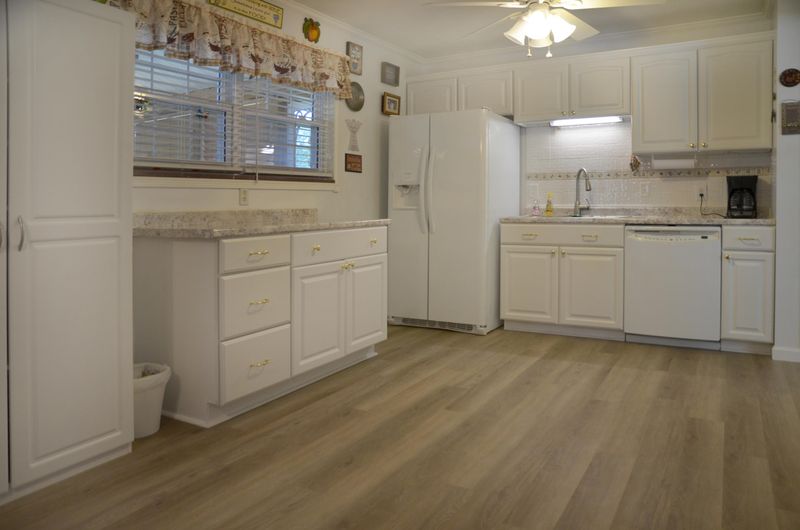 8000 Paradise Dr, Powell, TN 37849