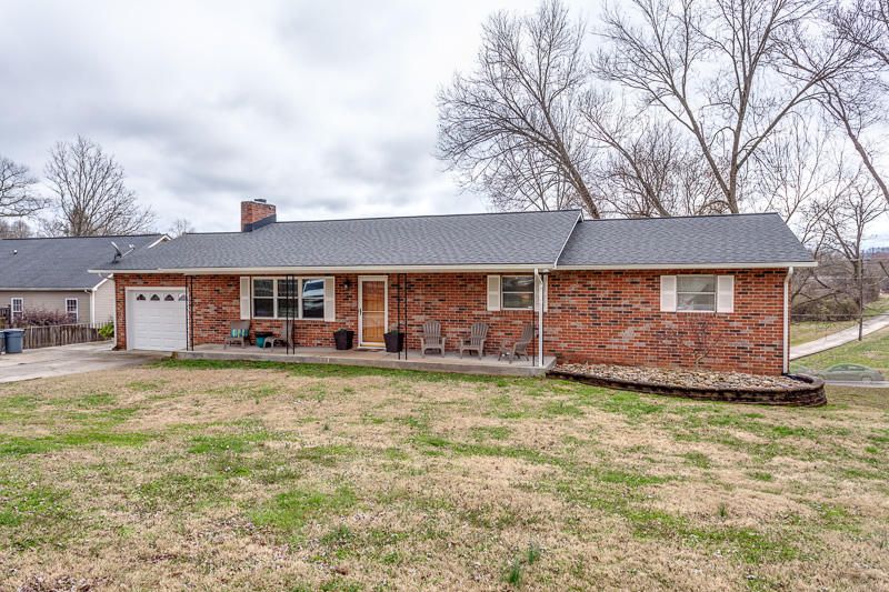 8000 Shady Ln, Powell, TN 37849