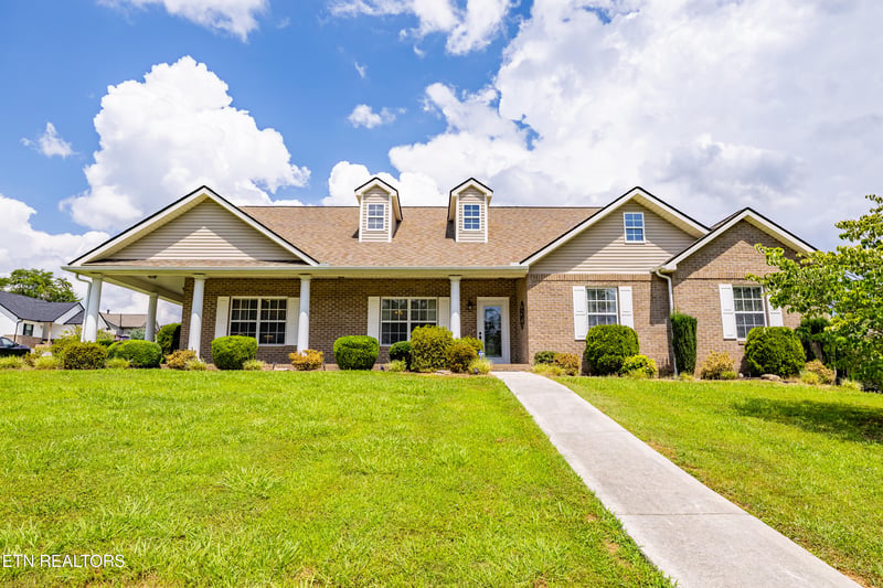 8002 Stone Hollow Dr, Knoxville, TN 37924