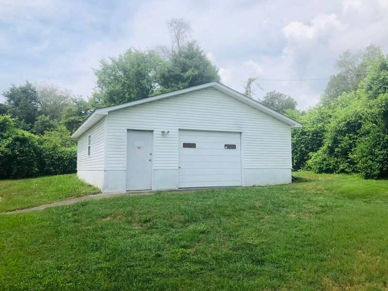 8009 Burchfield Dr, Oak Ridge, TN 37830