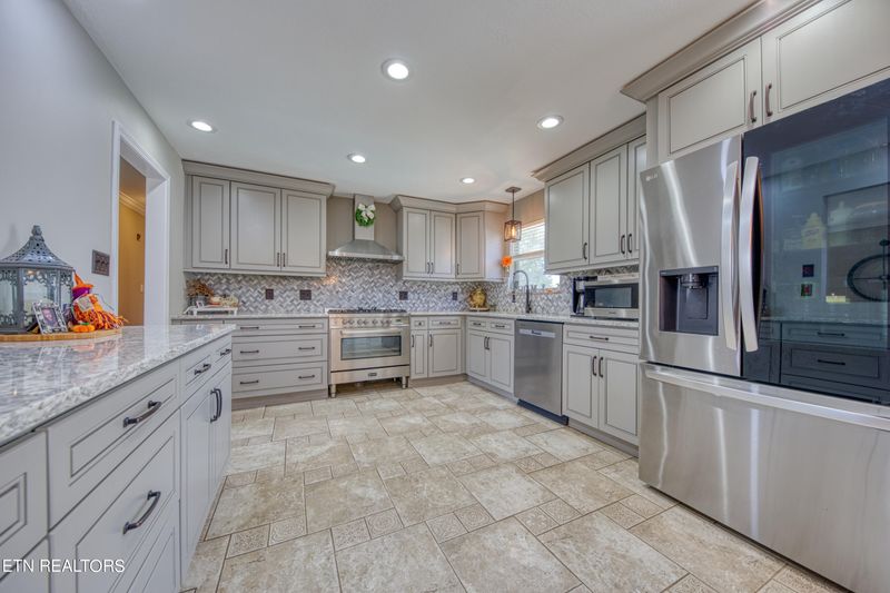8009 Paradise Dr, Powell, TN 37849
