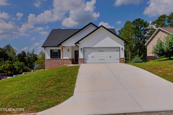 8011 Stone Hollow Dr, Knoxville, TN 37924