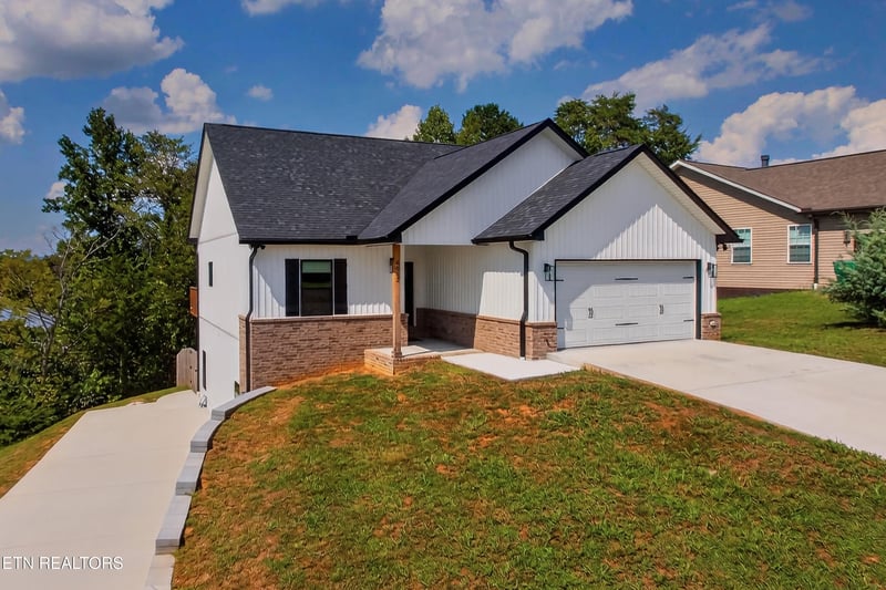 8011 Stone Hollow Dr, Knoxville, TN 37924