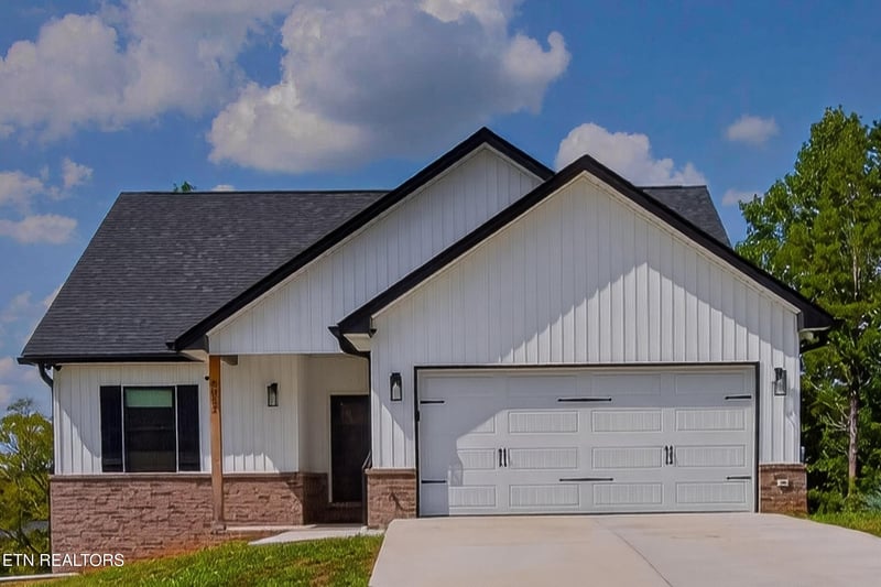 8011 Stone Hollow Dr, Knoxville, TN 37924