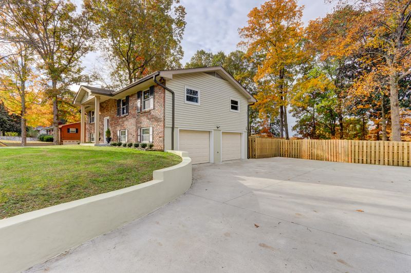 8012 W Cliff Dr, Knoxville, TN 37909