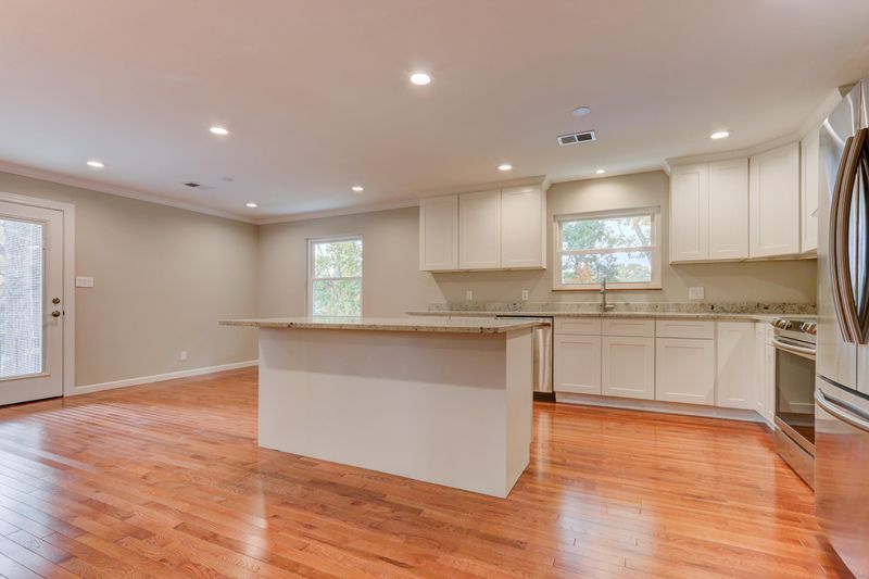 8012 W Cliff Dr, Knoxville, TN 37909