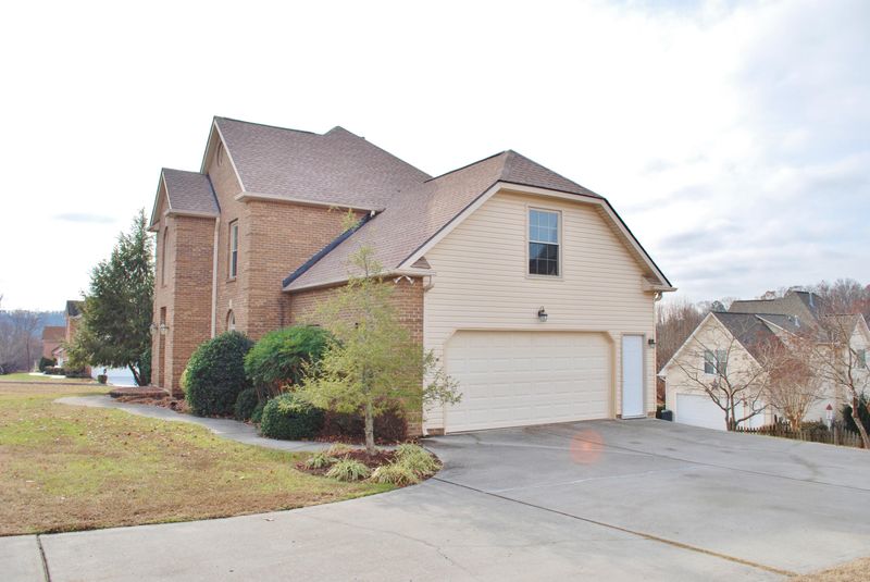 8015 Canter Ln, Powell, TN 37849