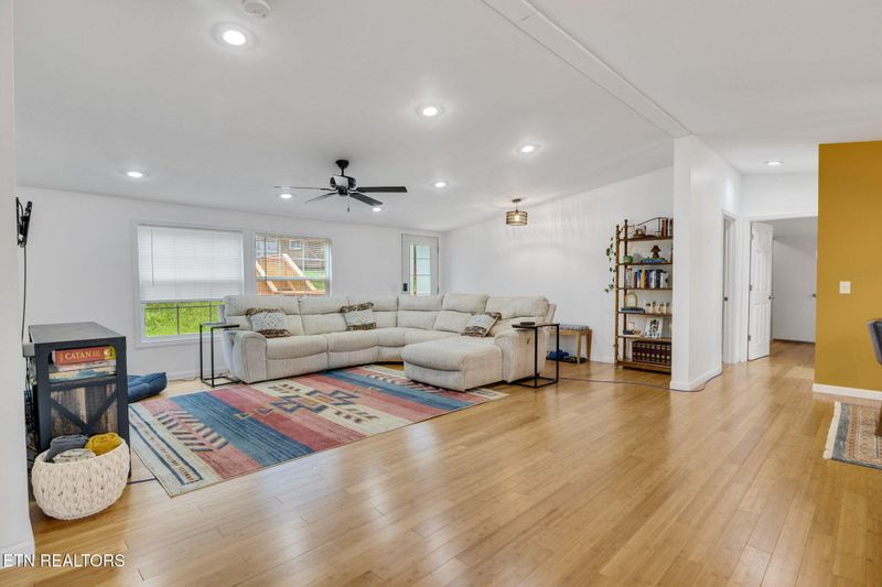 802 Holbert Ln, Kodak, TN 37764