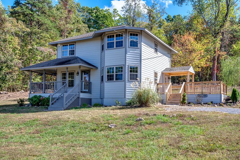 802 Layman Dr, Dandridge, TN 37725
