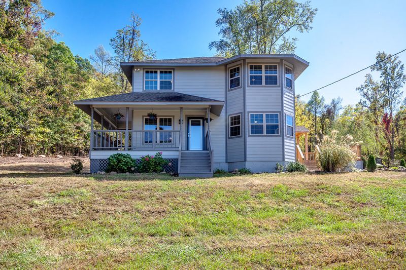 802 Layman Dr, Dandridge, TN 37725