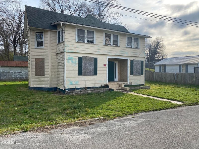 802 NW Virginia Ave, Harriman, TN 37748