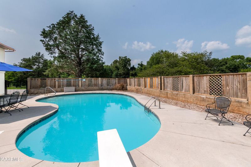 8028 Paradise Dr, Powell, TN 37849