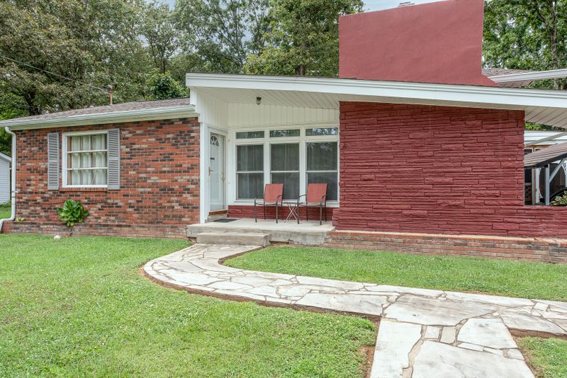 803 W 6th Ave, Lenoir City, TN 37771