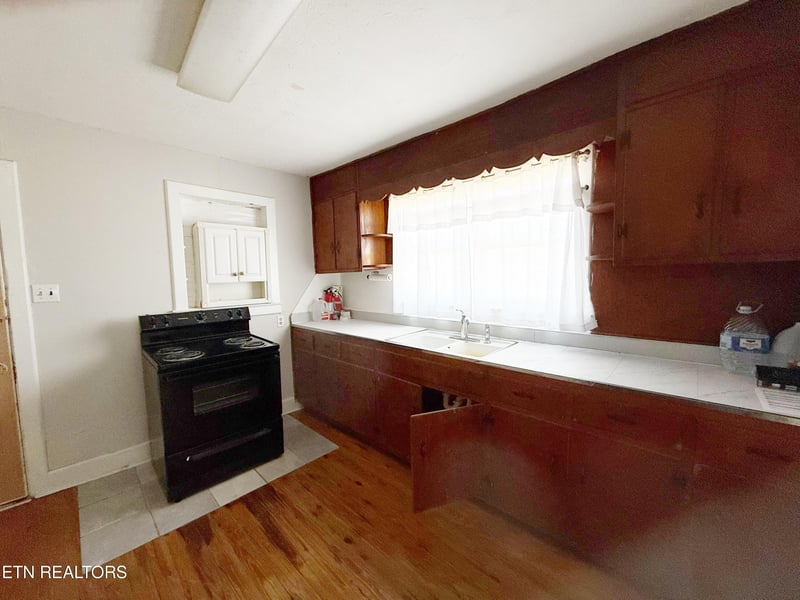 8032 E Emory Rd, Corryton, TN 37721