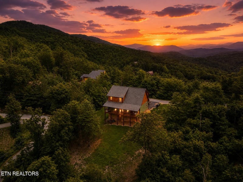 804 Upper Picadilly Ln, Gatlinburg, TN 37738