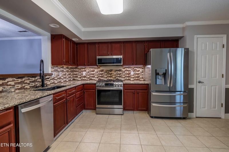 805 Cedar Ln #D13, Knoxville, TN 37912