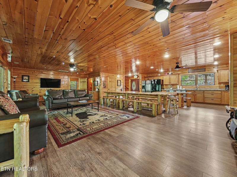805 Spirit Loop Way, Gatlinburg, TN 37738