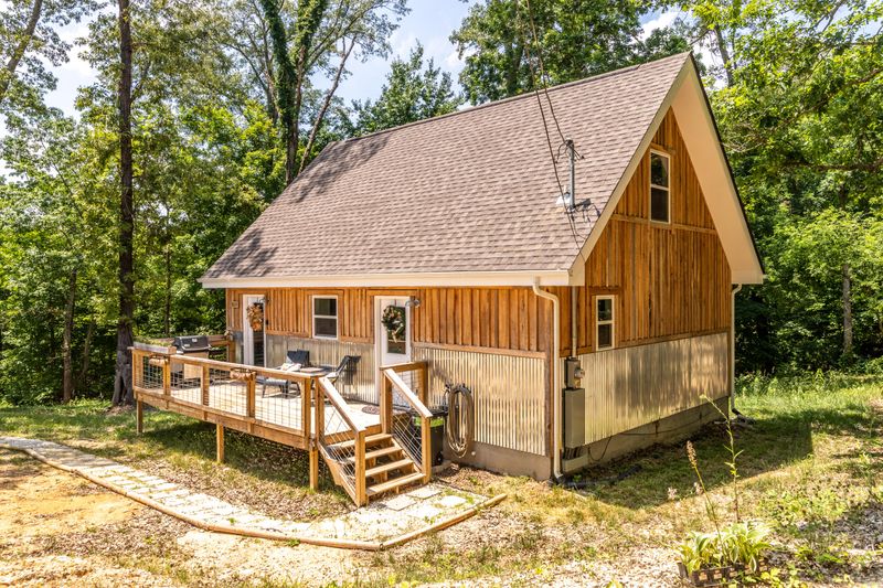 805 W 3rd Ave, Lenoir City, TN 37771