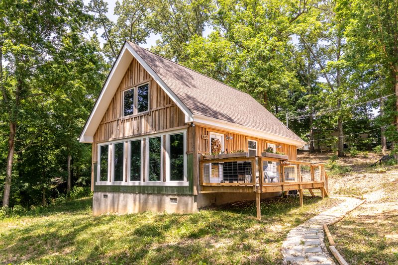 805 W 3rd Ave, Lenoir City, TN 37771