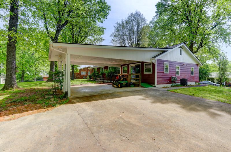 805 W 6th Ave, Lenoir City, TN 37771