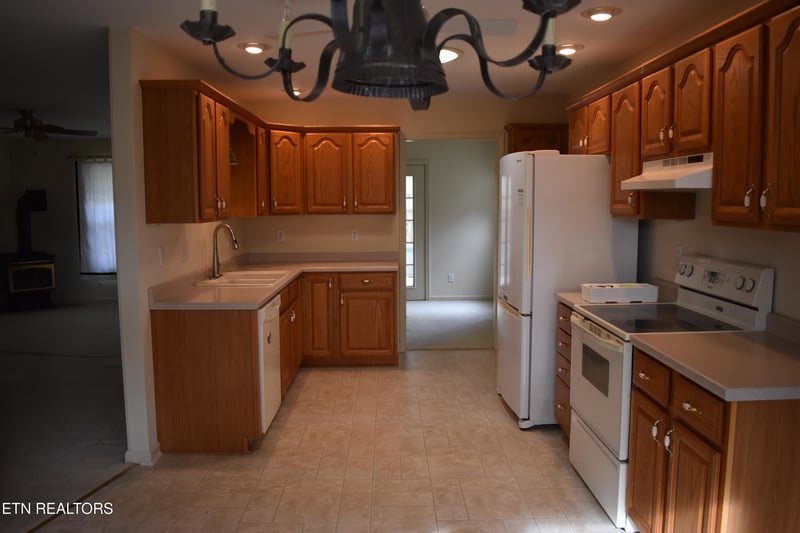 805 Yonside Dr, Sparta, TN 38583
