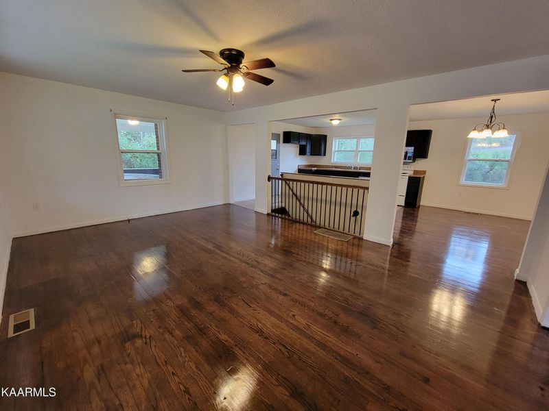 806 E Prospect St, Lafollette, TN 37766