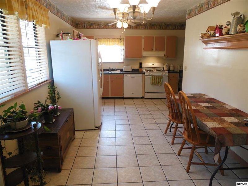 806 Hodges Ln, Sevierville, TN 37876