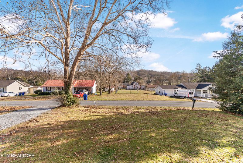 806 Reynolds Ave, Clinton, TN 37716