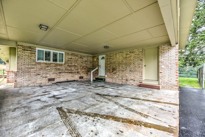 806 Riverbend Rd, Clinton, TN 37716