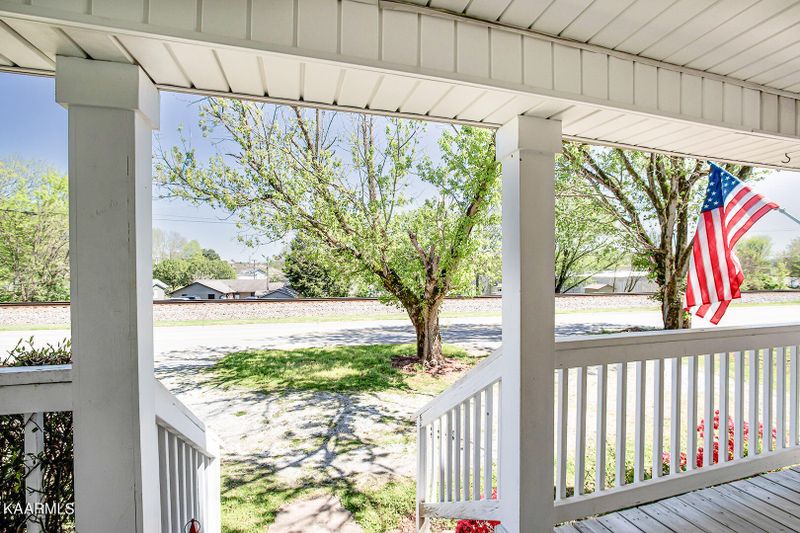 808 Commerce St, Loudon, TN 37774