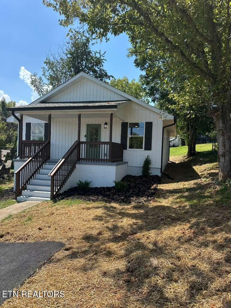 808 N B St, Lenoir City, TN 37771