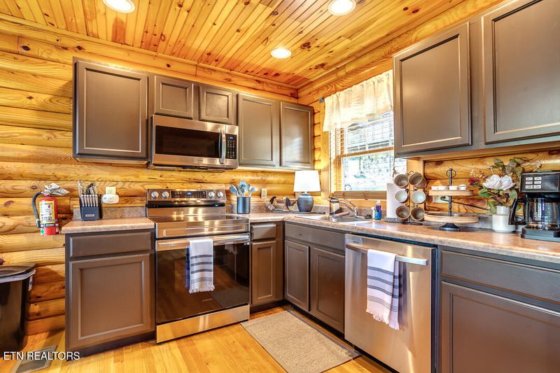 808 Peak Loop Way, Pigeon Forge, TN 37862