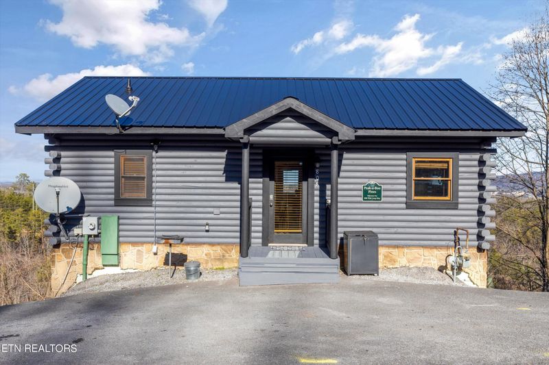 808 Peak Loop Way, Pigeon Forge, TN 37862