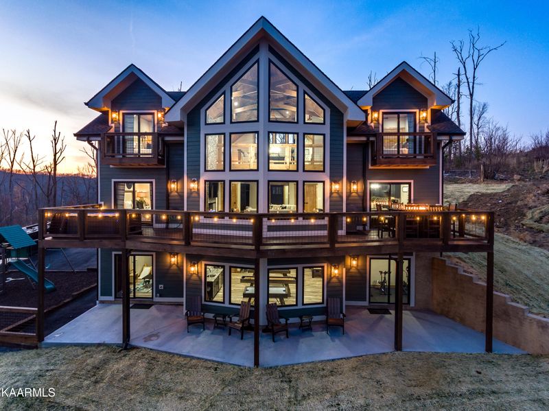 808 S Piney Butt Loop, Gatlinburg, TN 37738