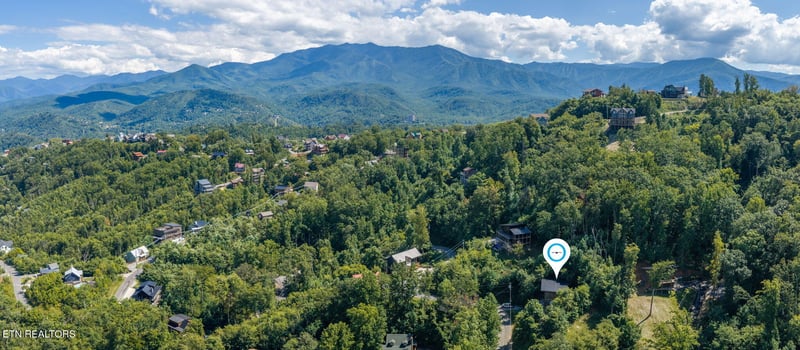 809 Chestnut Dr, Gatlinburg, TN 37738