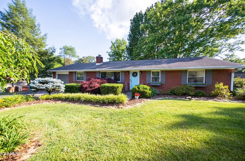809 Wesley Rd, Knoxville, TN 37909