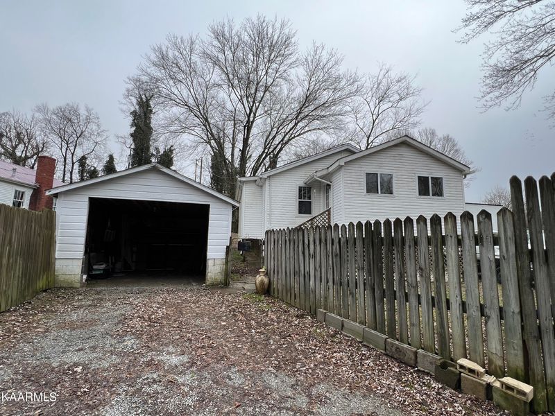 809 Winslow Rd, Harriman, TN 37748