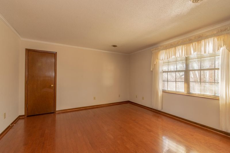 810 Highland Dr #404, Knoxville, TN 37912
