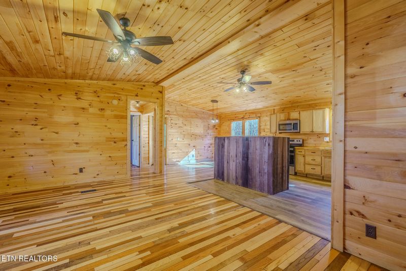 810 Layman Dr, Dandridge, TN 37725