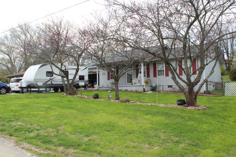 810 Medaris St, Clinton, TN 37716