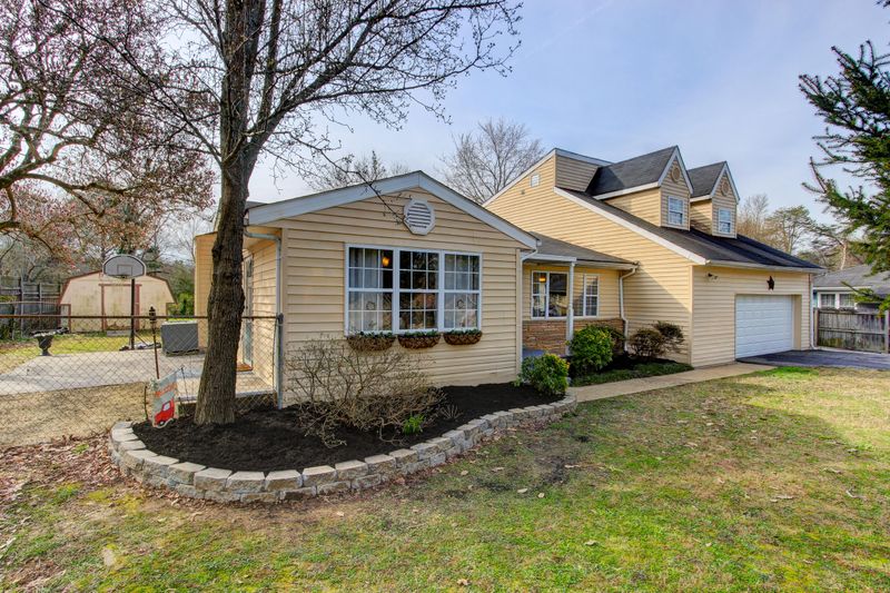 8104 River Dr, Oak Ridge, TN 37830