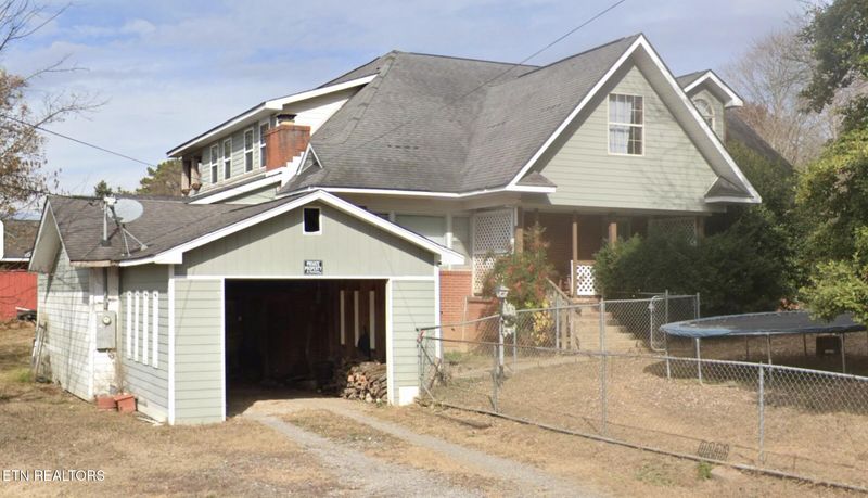 8107 Burchfield Dr, Oak Ridge, TN 37830