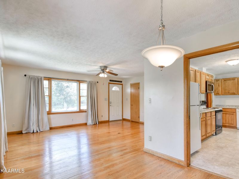8108 Burchfield Dr, Oak Ridge, TN 37830