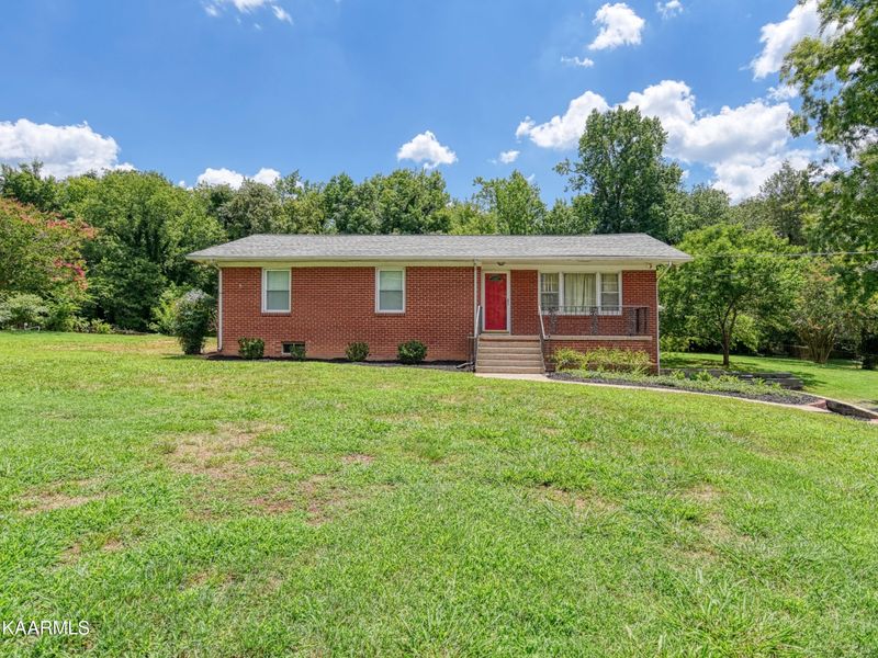 8108 Burchfield Dr, Oak Ridge, TN 37830