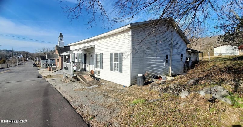 811 Siluria St, Harriman, TN 37748