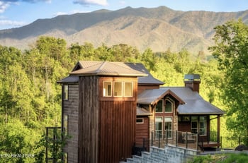 811 Sourwood Dr, Gatlinburg, TN 37738