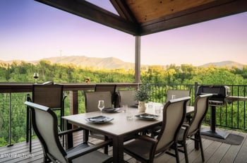 811 Sourwood Dr, Gatlinburg, TN 37738