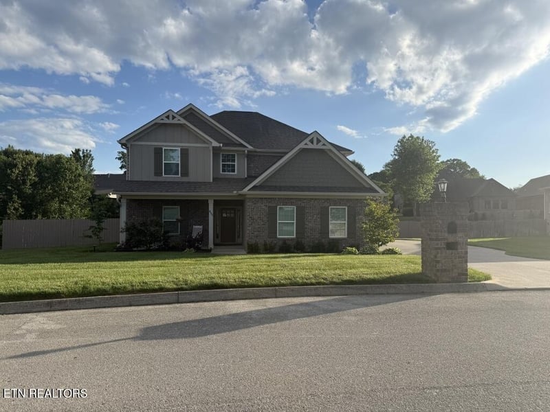 811 Yosemite Dr, Lenoir City, TN 37771
